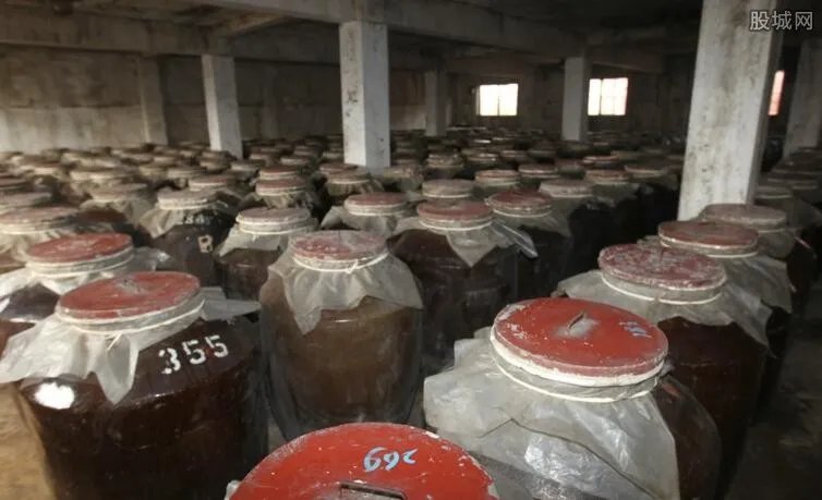 少年豪饮九碗白酒身亡 揭5元摔碗酒受热捧的背后隐患