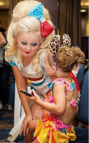 逼3岁女儿参加选美比赛 母亲称是为了她好