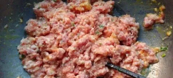 正宗芹菜猪肉饺子馅的做法