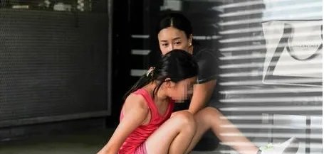 那英携女儿健身？