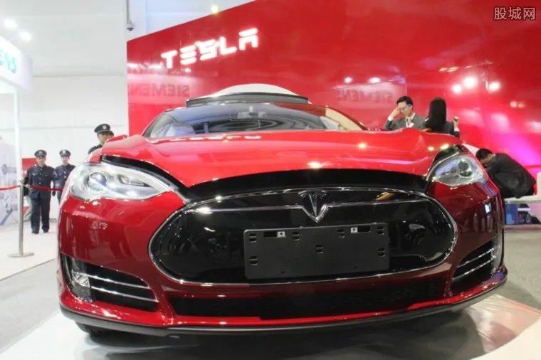 特斯拉处破产边缘 马斯克哭晕在Model3车旁