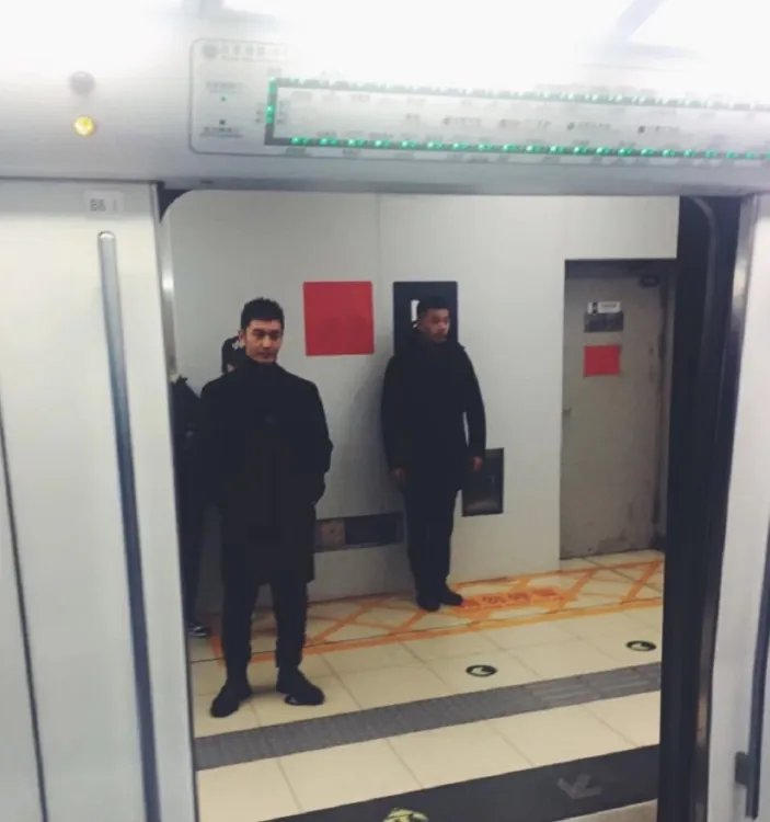 网友偶遇黄晓明坐地铁出行是真的吗？