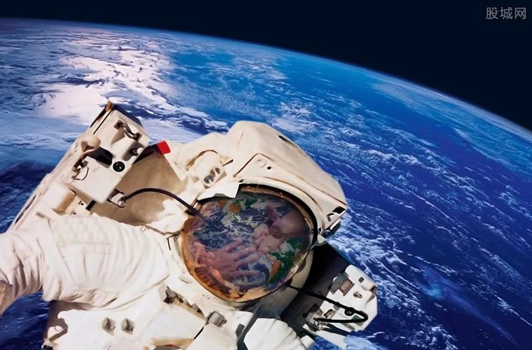 首位绕月飞行乘客 一次的往返费用多少钱