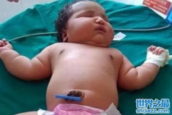世界上最重的女婴，出生时体重达13.6斤 