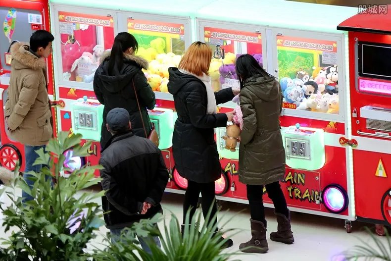 花4万抓7千个娃娃 曾特地买一台娃娃机回家练习