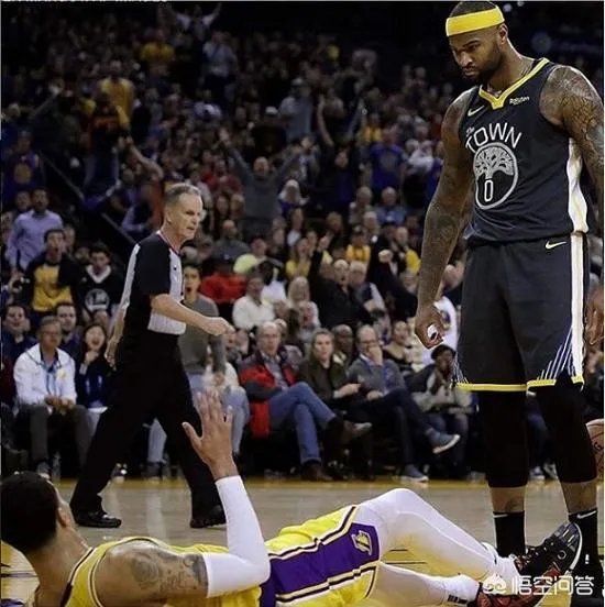 库兹马篮下协防，考辛斯顺下接球完成劲爆隔扣，倒地的库兹马表情狰狞。你怎么看？