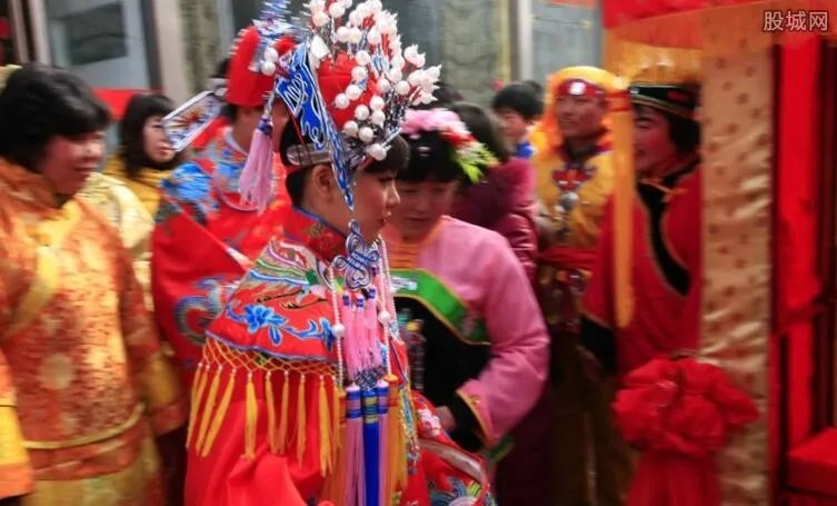 借宝马当婚车被烧 售价百万的豪车只买了一年就自燃？