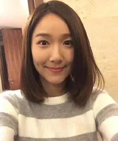 王祖蓝妻子晒美照 气质甜美酒窝明显