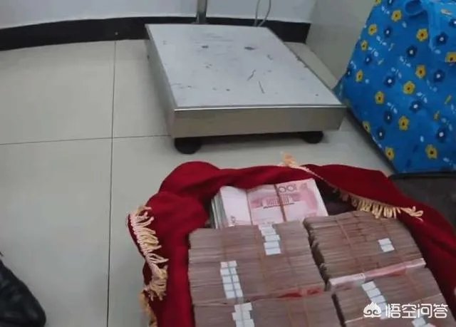 江苏海安县火车站，一男子扛144万坐火车，大家怎么看？