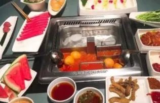 重庆游客坐冰桶里吃火锅，这是一番怎样的景象？