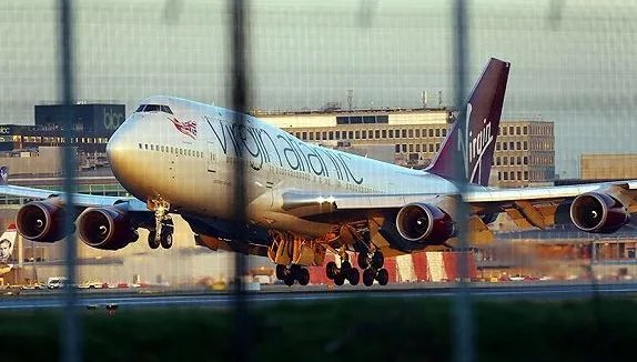 维珍航空赶下中国男孩给出的是什么理由？