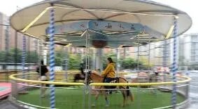 成都旋转真马游戏，乘坐旋转真马该注意哪些？