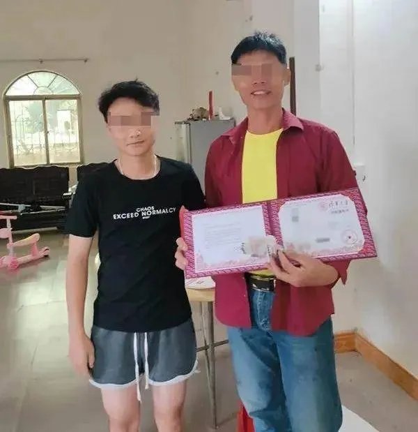 伪造清华录取通知书的男生离家出走，伪造是出于虚荣心还是父母的期望太高？