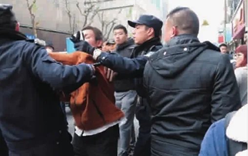 男子碰瓷派出所如何处理？