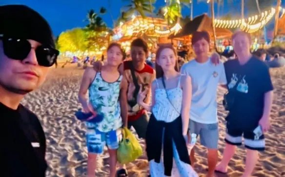 周杰伦晒近照！演唱会后与昆凌海边约会：搂腰秀恩爱