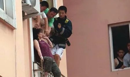 南京轻生女子被消防员蹬进屋了吗？