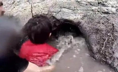 父子怪洞里竟拖出庞然大物（难忘经历过程图）