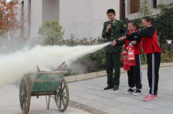 灭火器的使用方法口诀