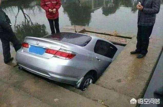 撞人后留下假手机号离开，算肇事逃逸吗？