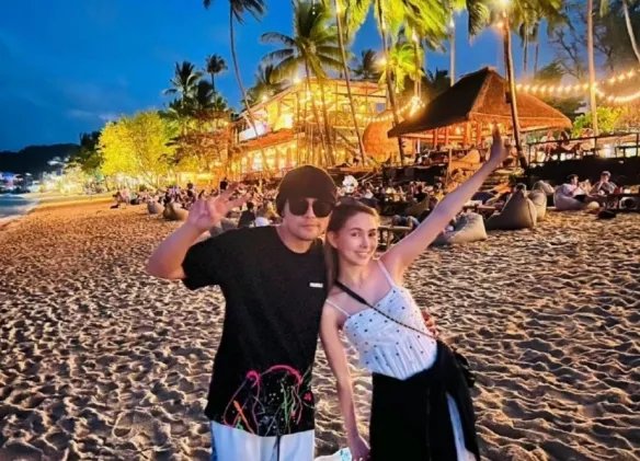 周杰伦晒近照！演唱会后与昆凌海边约会：搂腰秀恩爱