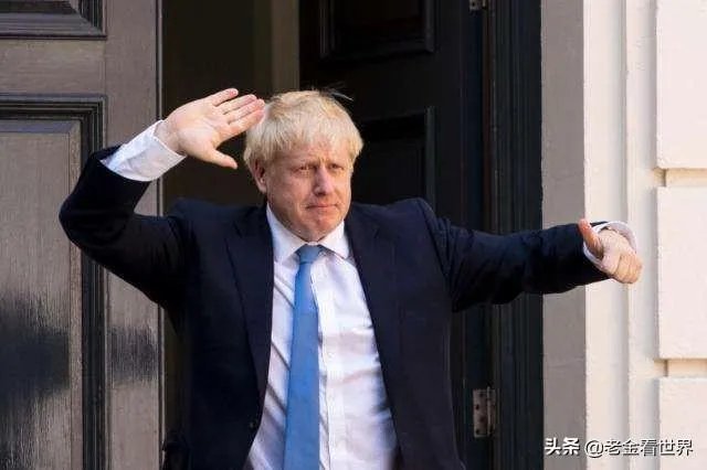 约翰逊能下床行走了，知道美国开出的“药方”了吗？