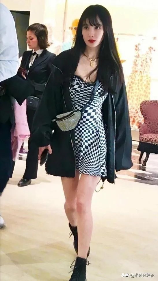 杨幂穿礼服配运动鞋，你觉着这搭配怎么样？