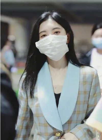 鞠婧祎戴口罩遭网友吐槽 为显脸小故意带大口罩被指太作