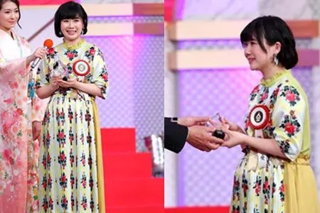 福原爱挺孕肚领奖 幸福家庭引人羡慕