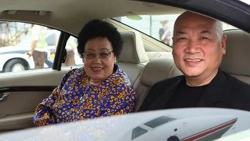 “唐僧”的老婆身家505亿，号称是“中国紫檀女王”，她真的这么有钱吗？
