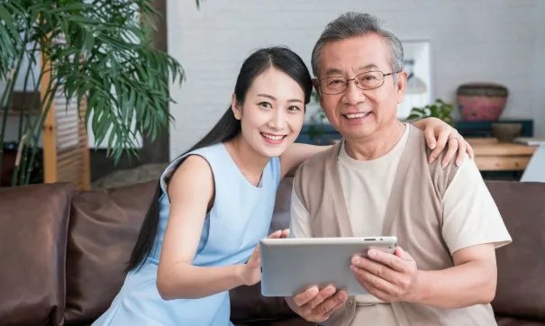 女儿离婚后与单身父亲同居