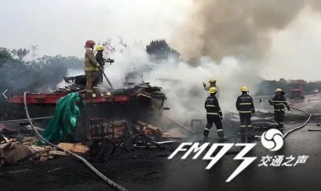 双11快递货车在浙江高速上起火，4500多件快递“葬身火海”，这该谁负责？