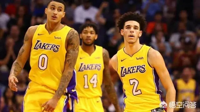 库兹马篮下协防，考辛斯顺下接球完成劲爆隔扣，倒地的库兹马表情狰狞。你怎么看？