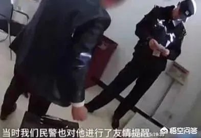 江苏海安县火车站，一男子扛144万坐火车，大家怎么看？