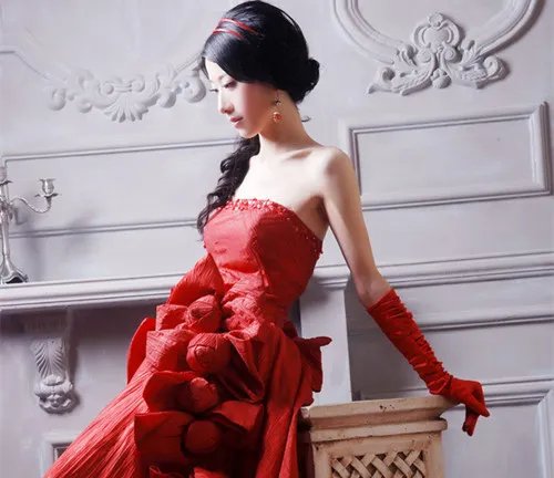 红色婚纱照片欣赏 红色婚纱礼服的意义