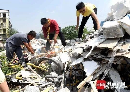 成都上百辆共享单车被活埋，是什么情况？