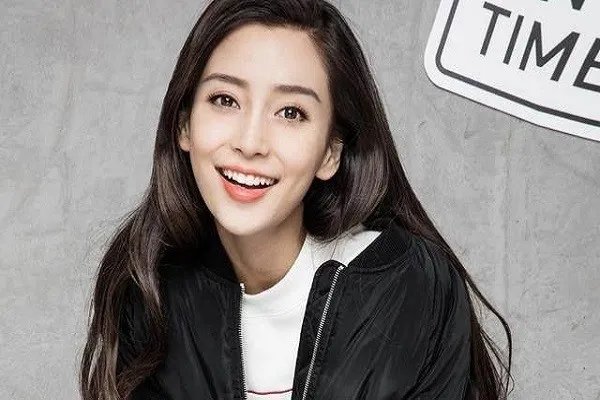 Baby挺巨肚探班黄晓明爬城墙，是挂念还是担心别人趁虚而入，baby对黄晓明真的不信任吗？