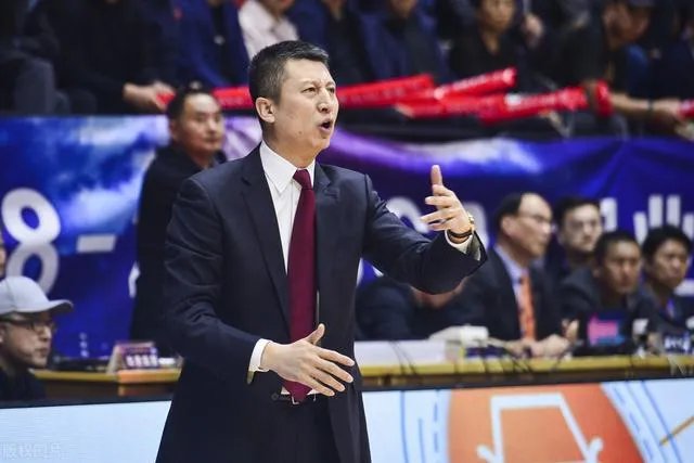 郭士强正式签约广州男篮，他的年薪有多少？会比辽宁时期高吗？