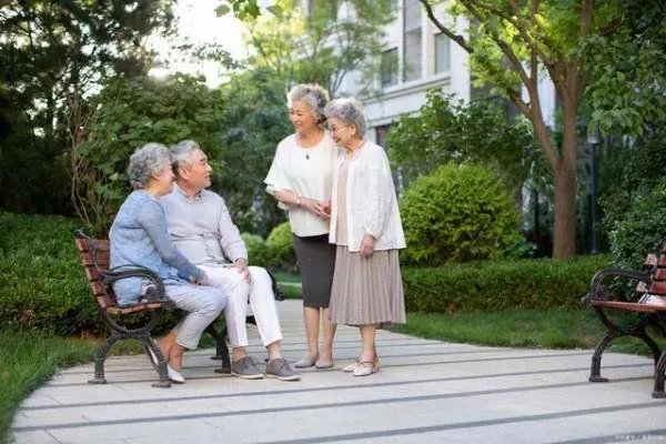 八旬爷爷们上演养老院时装秀