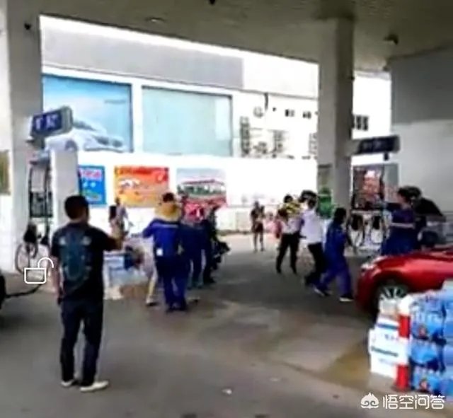 外地男子在三亚加油站吸烟遭人劝阻,父子俩反倒动手打人,你怎么看?