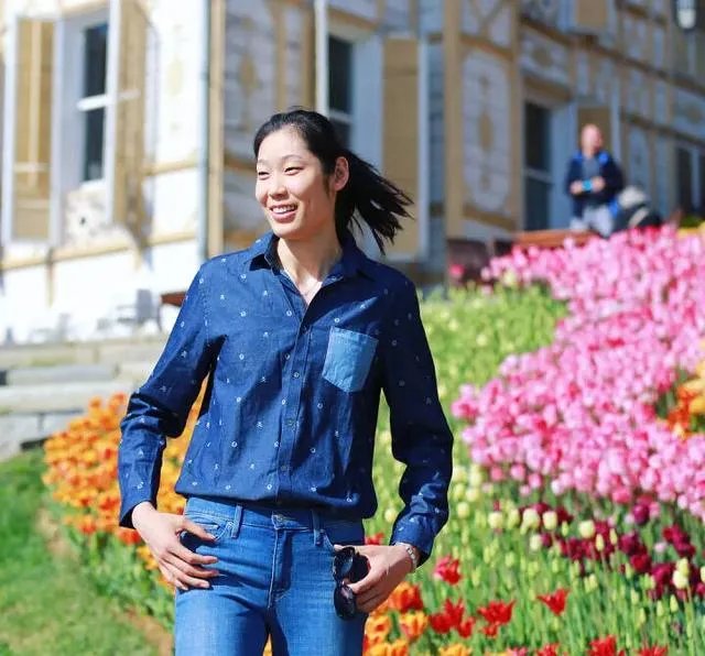 朱婷微博晒休假旅行照，评论区巴西球迷用国旗示爱，你怎么看？