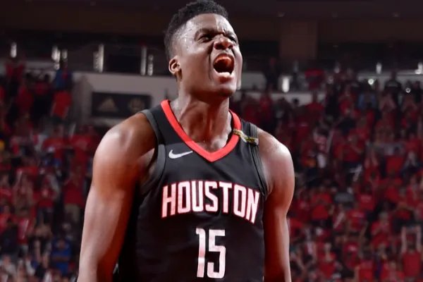 卡佩拉身穿中文“饼皇”T恤亮相，中国火密有什么想法呢？