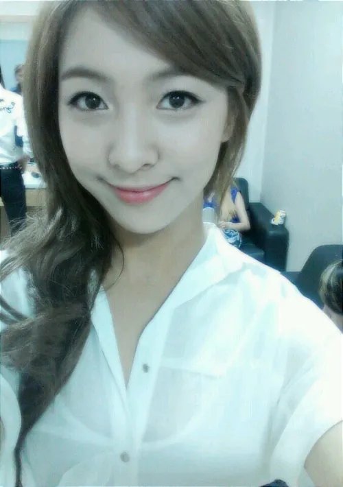 FX组合的图片,谁能给我说说,第一个是谁,第二、第三、第四个是谁?英文名和中文名都写出来。谢谢各位了