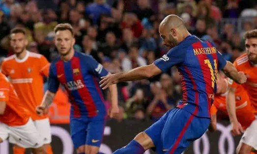 布茨克斯的技术风格是怎样的，他为何能坐稳巴萨和西班牙的双料主力后腰？