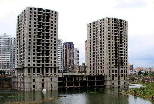 昆明业主住烂尾楼雨水洗脸，被坑的业主该如何维权？