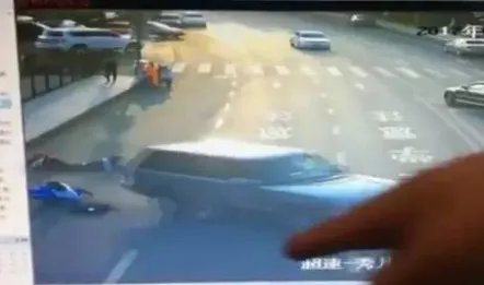 路虎疯狂冲上人行道为何连续撞飞9名学生?