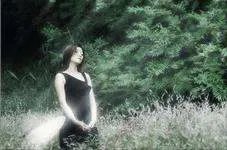 一个人在淋雨的图片，唯美一点的。没带伞的。