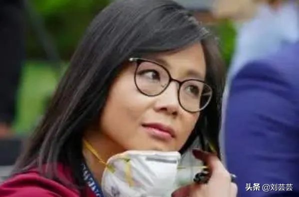 两名女记者在白宫新闻发布会，为什么会气走特朗普，就是因为蒋为佳是华裔？