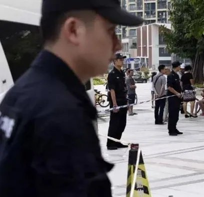 阳台未装玻璃父母看房时2岁女童坠亡谁之过?