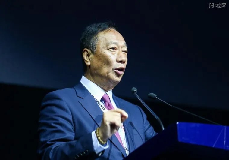 郭台铭几个孙子 儿子和孙子一起上学