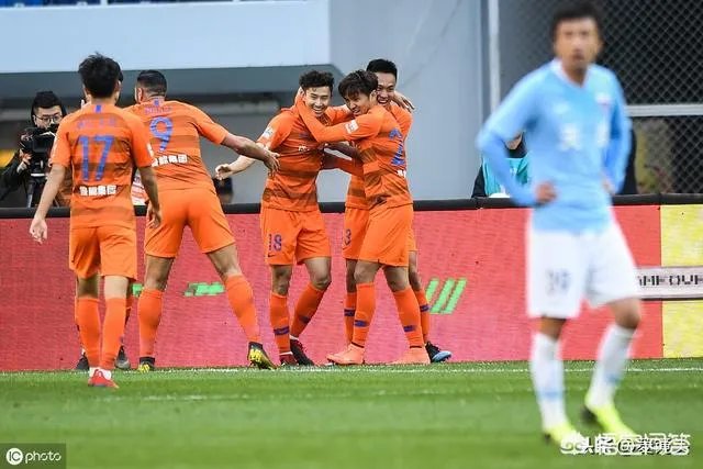 周海滨因转发争议图片向郑智道歉，郑智大度表示不介意，对此你怎么看？